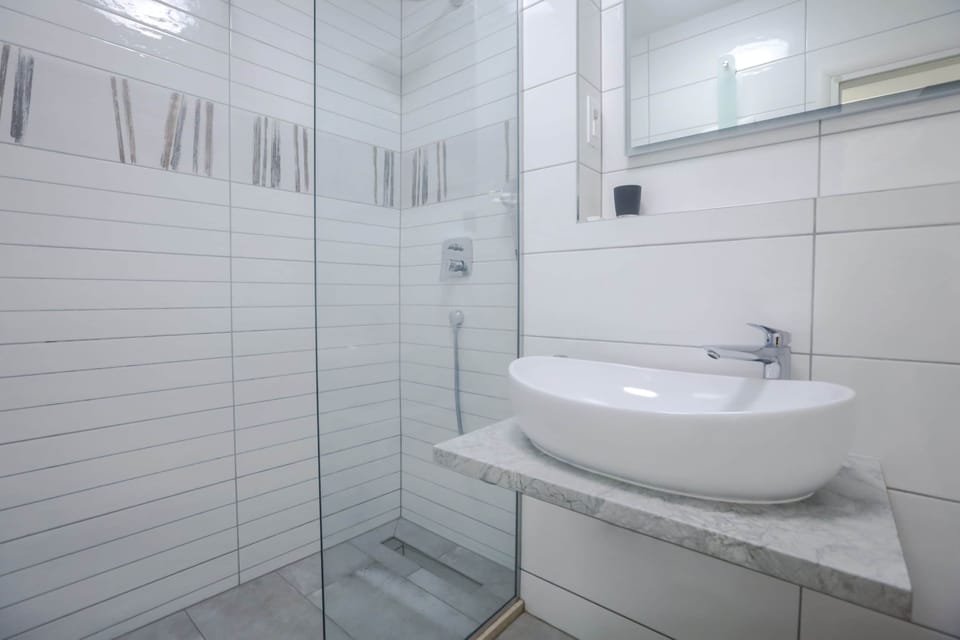 Luxury Room | Bathroom | Shower, hair dryer, towels