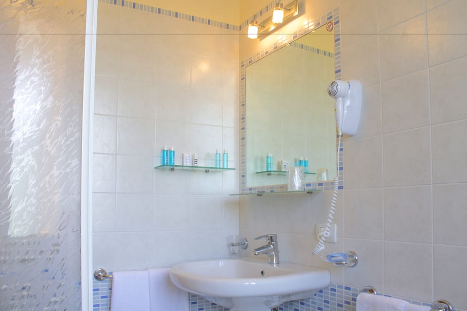 Double Room, Balcony, Partial Lake View | Bathroom | Shower, free toiletries, hair dryer, bidet