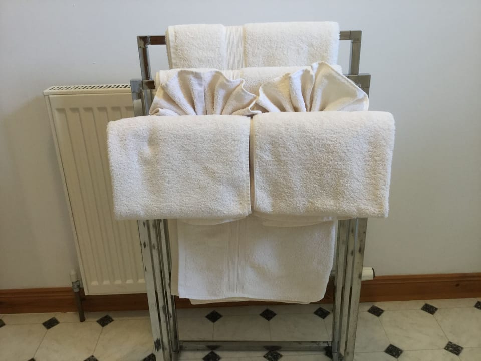 Two-Bedroom Apartment | Bathroom amenities | Combined shower/tub, free toiletries, hair dryer, towels