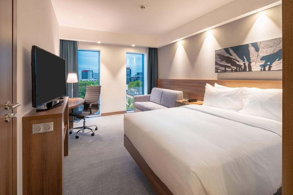Room, 1 Queen Bed, Non Smoking (with Sofa) | Hypo-allergenic bedding, in-room safe, desk, laptop workspace