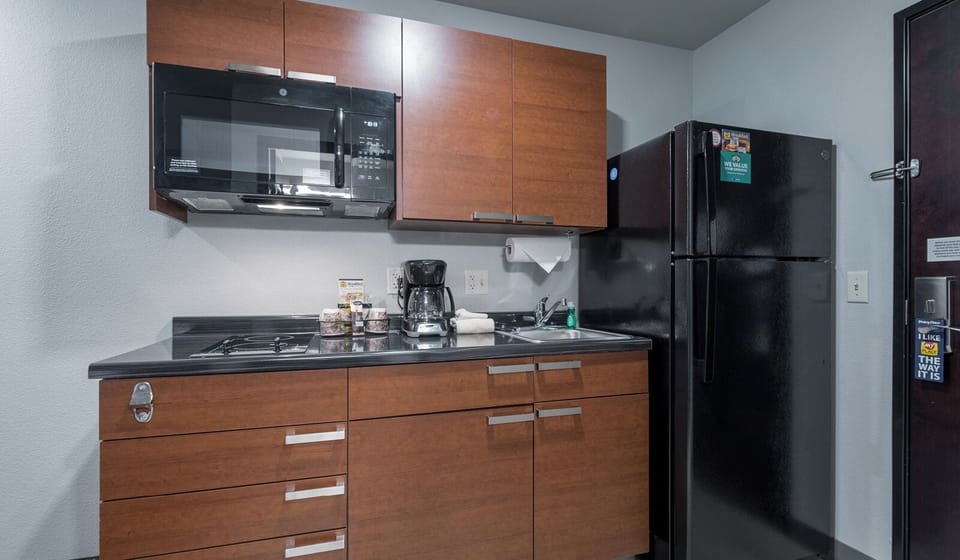 Full-size fridge, microwave, stovetop, coffee/tea maker