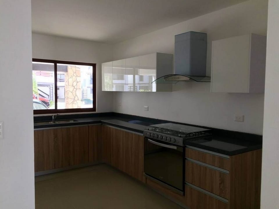 Family Townhome, 3 Bedrooms | Private kitchen | Fridge, microwave, oven, stovetop