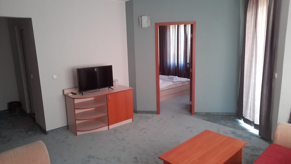 Comfort Suite, 1 Bedroom | Desk, iron/ironing board, free WiFi, bed sheets
