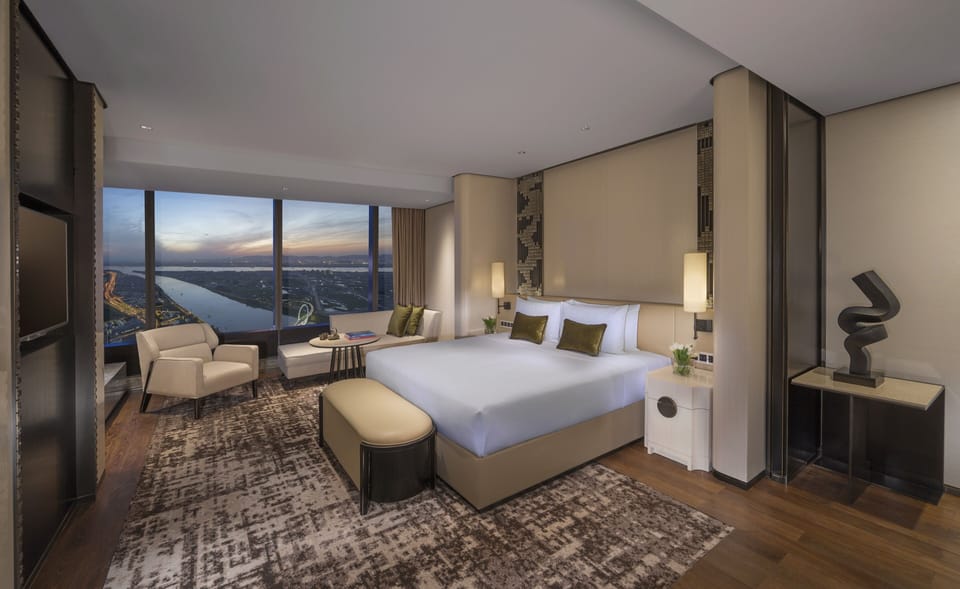Deluxe Room, 1 King Bed | 1 bedroom, premium bedding, down comforters, minibar