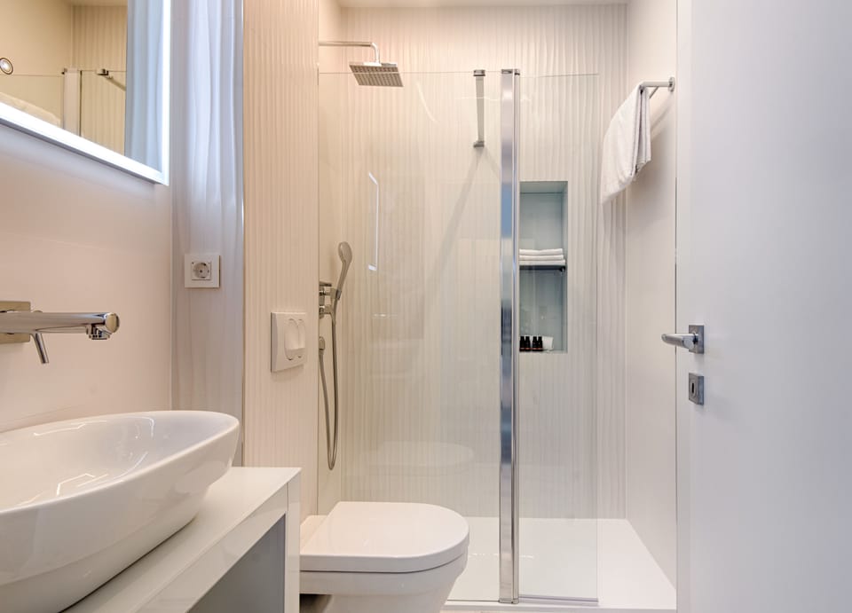 Luxury Double Room, 1 King Bed, Private Bathroom, Beach View 1 | Bathroom | Shower, free toiletries, hair dryer, slippers