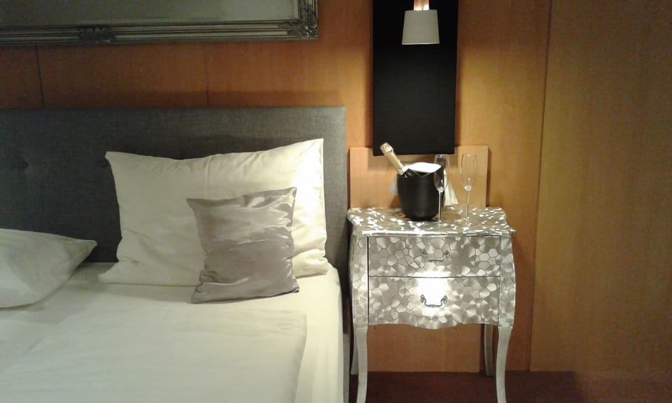 Premium Suite | Individually furnished, desk, bed sheets