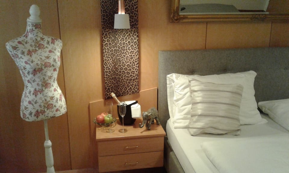 Premium Suite | Individually furnished, desk, bed sheets