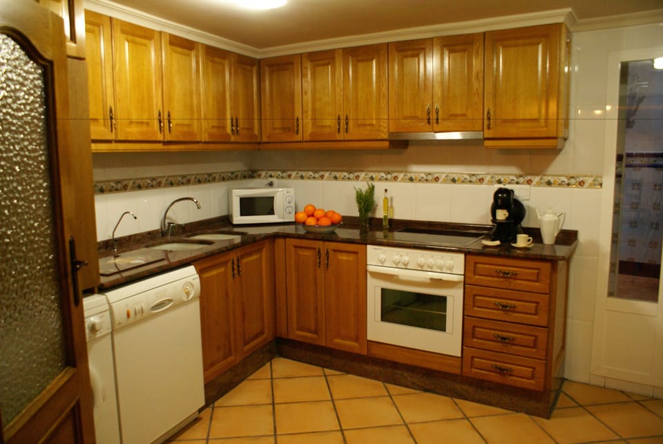 Traditional House, 2 Bedrooms, Ensuite (3 bathrooms) | Private kitchen | Full-size fridge, microwave, oven, stovetop