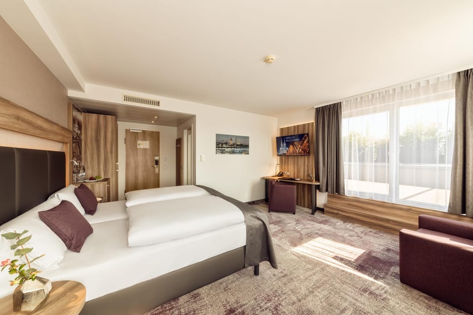 Junior Suite, Patio | Hypo-allergenic bedding, minibar, in-room safe, desk