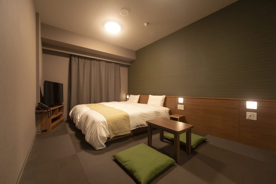 In-room safe, desk, soundproofing, free WiFi