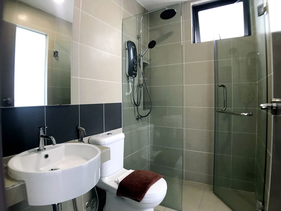 Apartment | Bathroom | Shower, towels, soap, shampoo