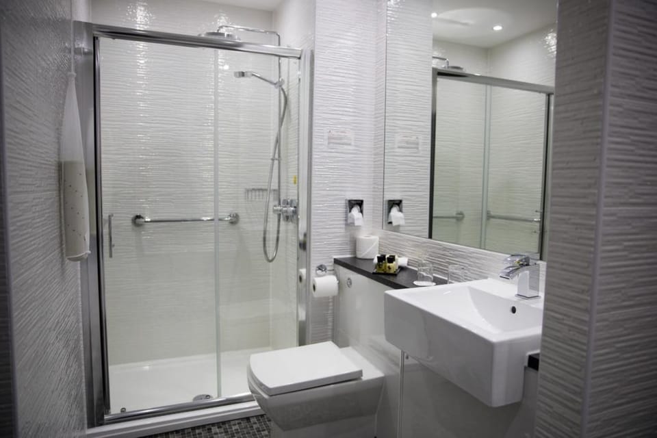 Combined shower/tub, free toiletries, hair dryer, towels