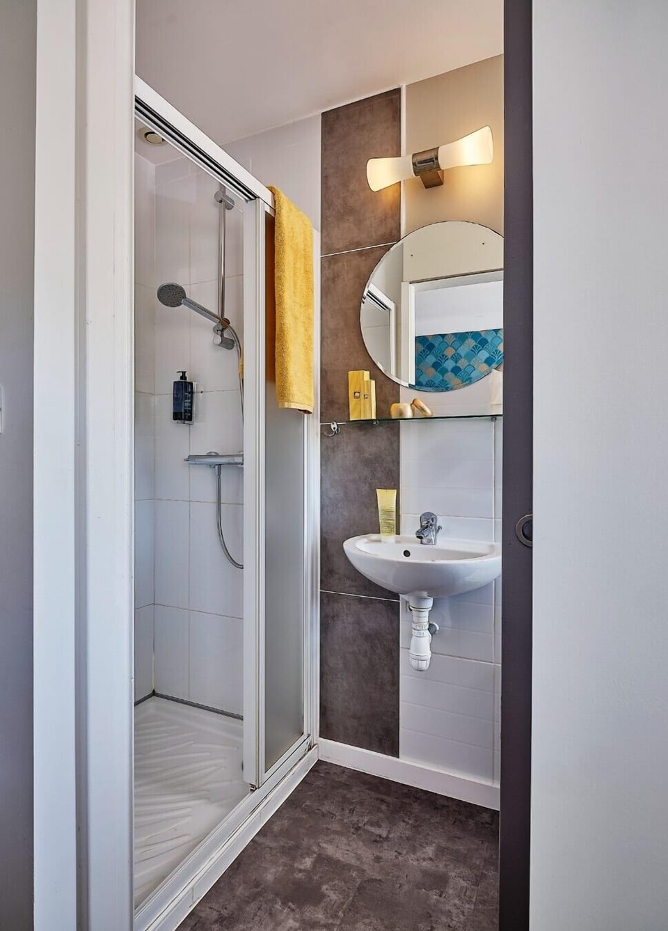 Family Suite | Bathroom | Free toiletries, hair dryer, towels, soap