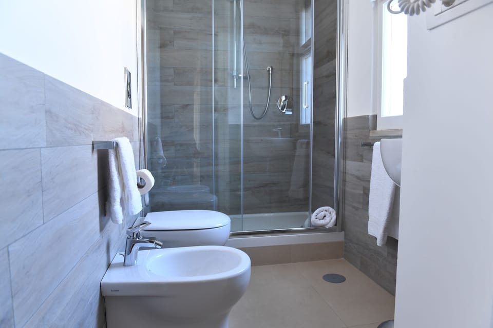 Deluxe Double Room, Balcony, Sea View | Bathroom | Shower, free toiletries, hair dryer, bidet