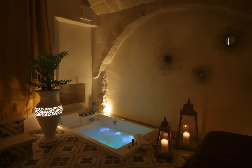 Romantic Double Room, 1 Queen Bed, Private Bathroom | Blackout drapes, WiFi (free), bed sheets