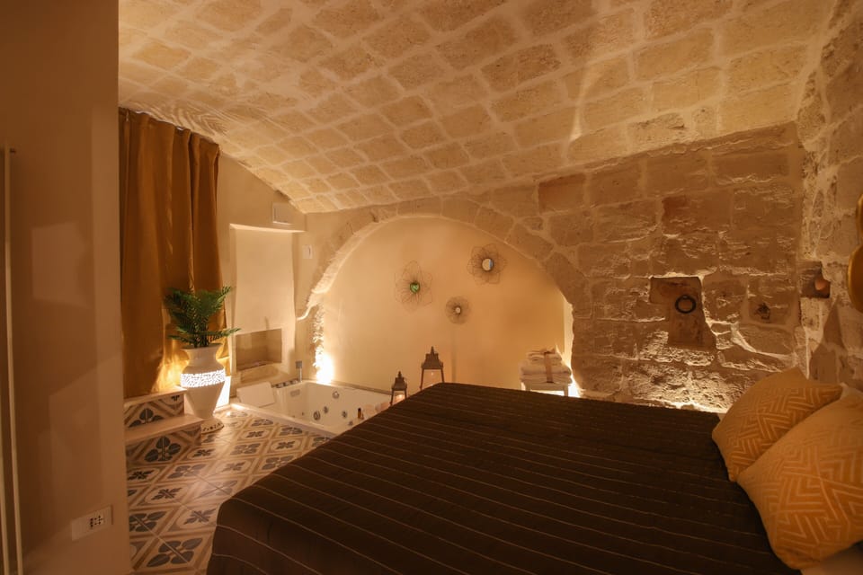 Romantic Double Room, 1 Queen Bed, Private Bathroom | Blackout drapes, free WiFi, bed sheets