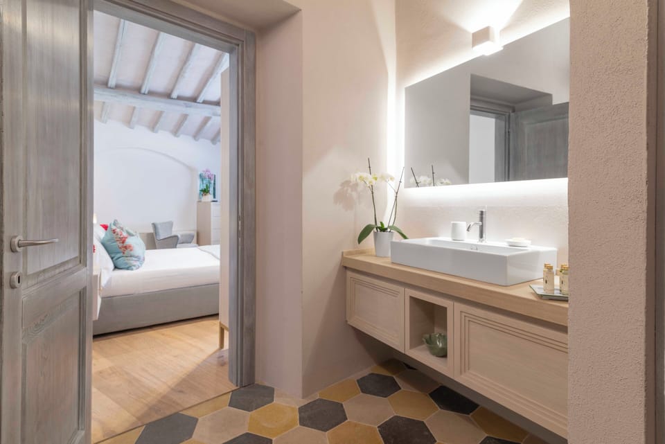 Junior Room | Bathroom | Free toiletries, hair dryer, bidet, towels