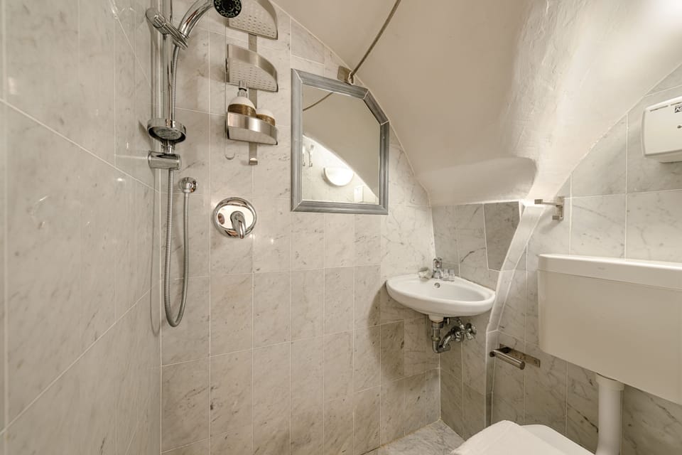 Comfort House, 3 Bedrooms | Bathroom | Shower, free toiletries, bidet, towels