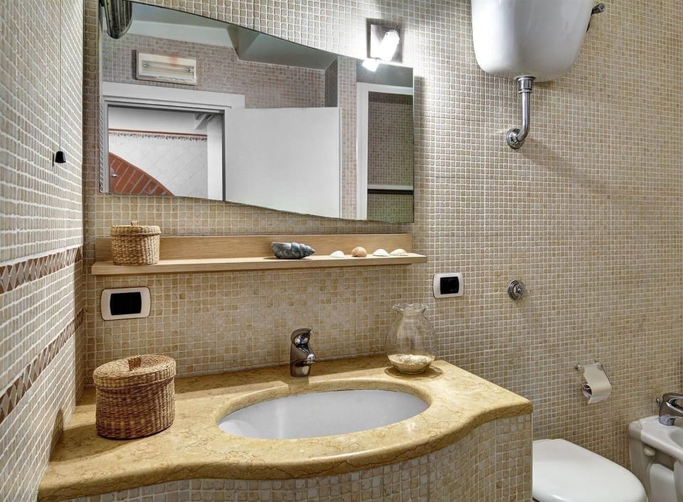 Apartment, 1 Bedroom | Bathroom | Shower, rainfall showerhead, hair dryer, bidet