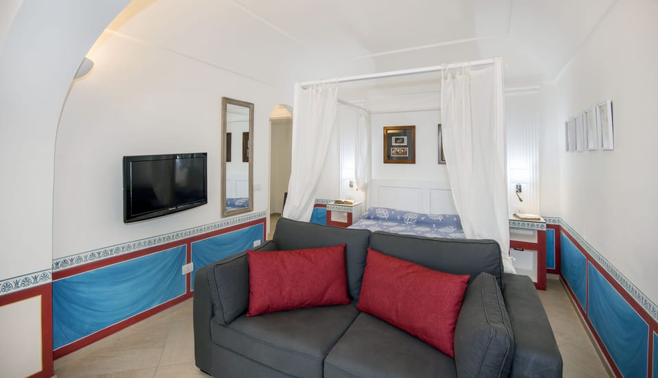 Deluxe Studio Suite, 1 Bedroom, Courtyard View | Minibar, in-room safe, desk, soundproofing