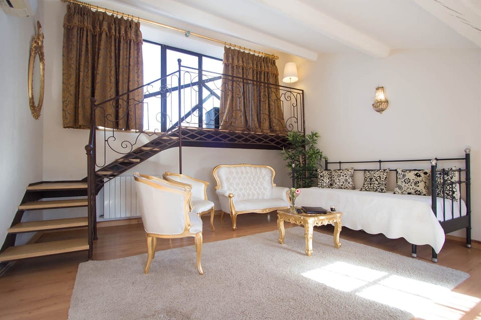 Royal Suite, Terrace, Vineyard View | Living room | IPod dock
