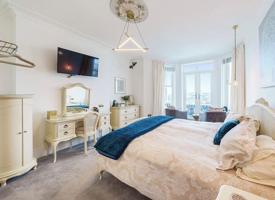 Superior Super King Room with Sea View | Premium bedding, individually decorated, individually furnished