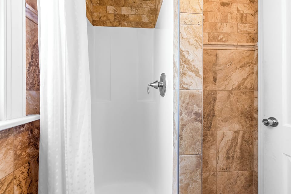Suite, 2 Bedrooms, Kitchen | Bathroom | Shower, towels