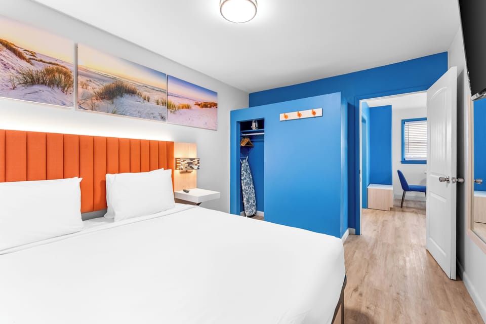 Suite, 2 Bedrooms, Kitchen | 2 bedrooms, desk, free WiFi, bed sheets