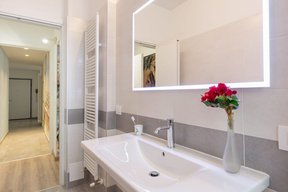 Comfort Double or Twin Room | Bathroom sink