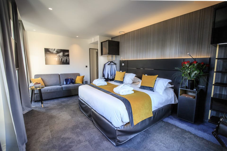 Executive Room, 1 Queen Bed with Sofa bed, Non Smoking | In-room safe, individually furnished, desk, soundproofing