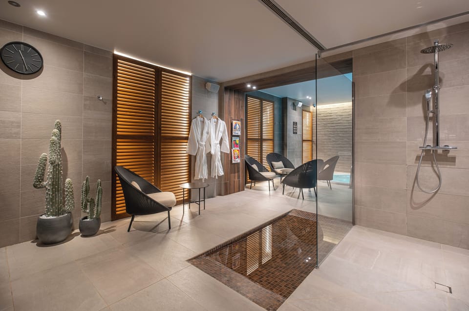 Couples treatment rooms, sauna, hot tub, steam room, Turkish bath