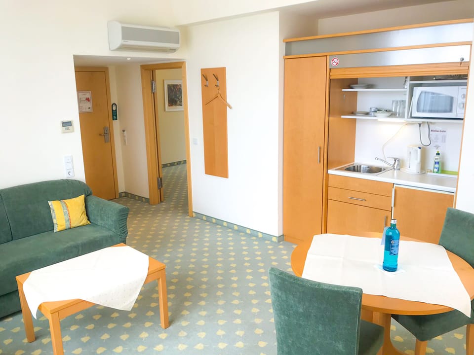 Luxury Suite | Living room | Flat-screen TV