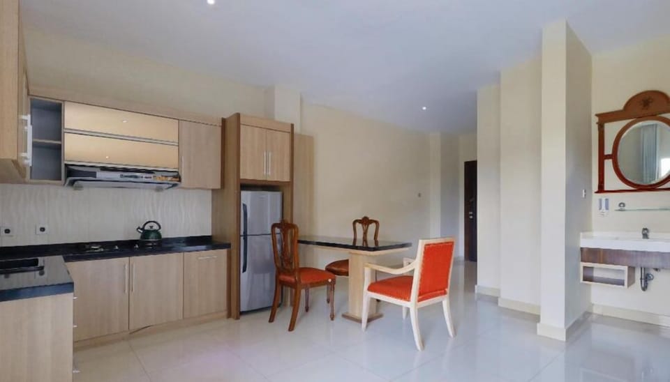 Deluxe Apartment | Private kitchen | Fridge, coffee/tea maker, electric kettle
