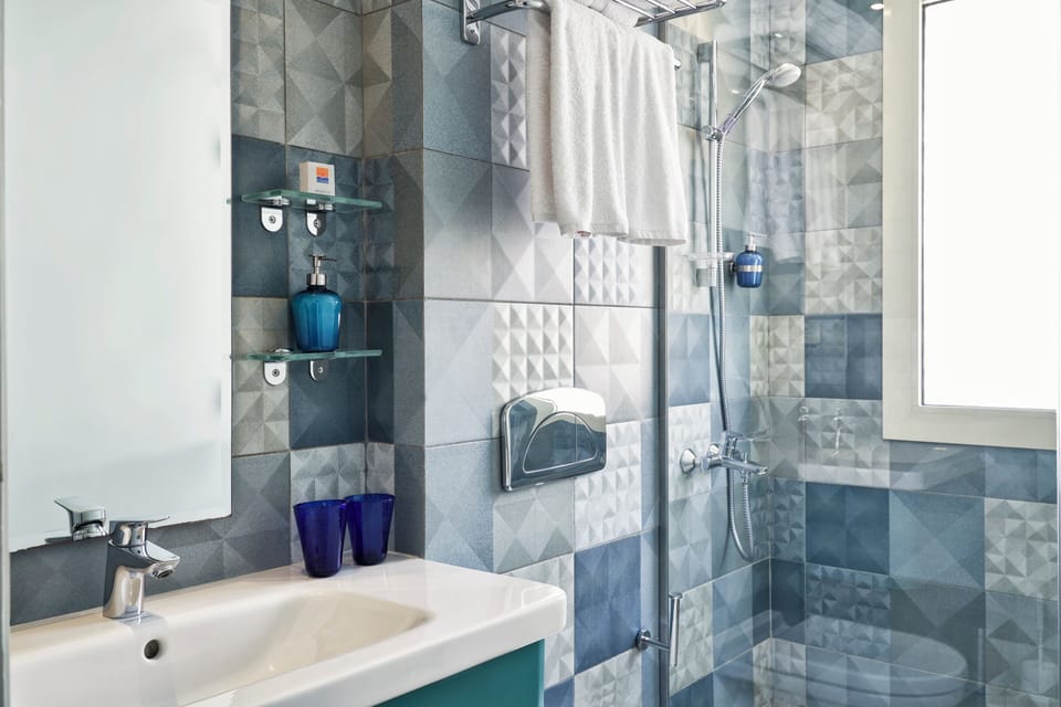 Standard Room | Bathroom | Shower, deep soaking tub, eco-friendly toiletries, hair dryer