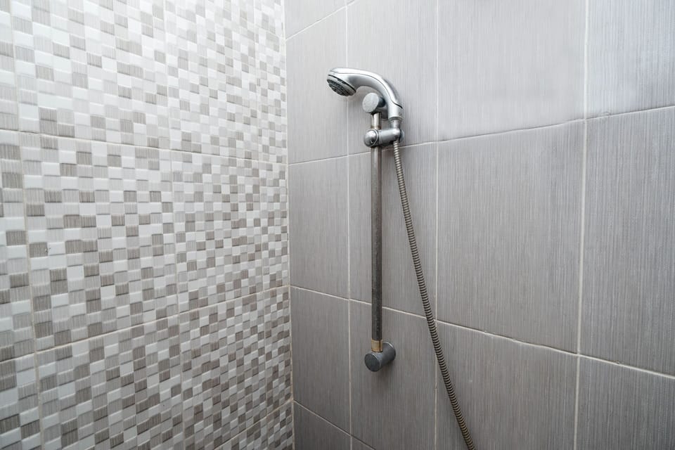 Standard Double Room | Bathroom | Shower, towels