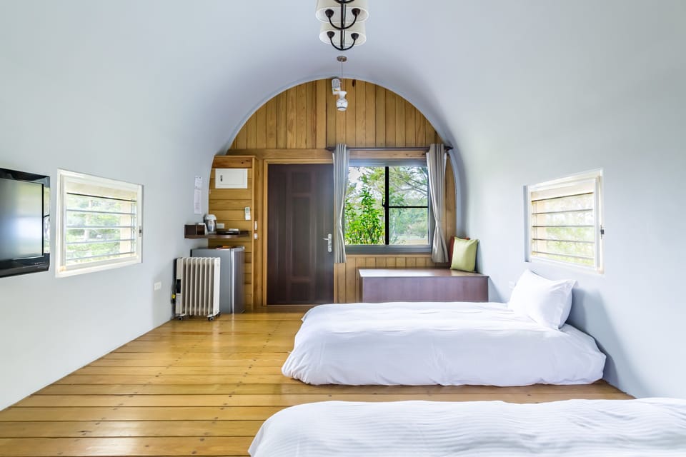 Deluxe Cabin, 1 Bedroom, Courtyard Area | Desk, blackout drapes, rollaway beds, free WiFi