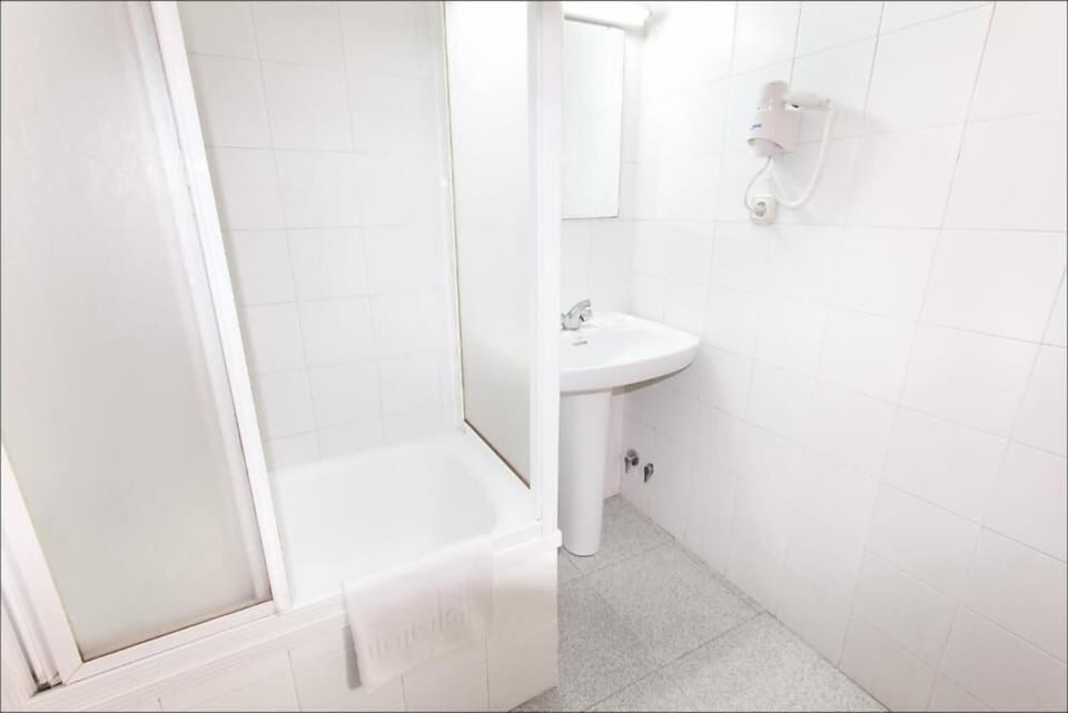 Combined shower/tub, free toiletries, hair dryer, bidet
