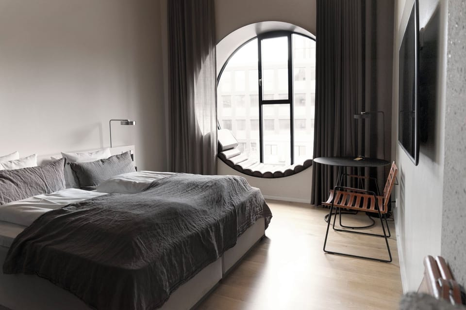 Deluxe Room with Round Window | In-room safe, soundproofing, cribs/infant beds, free WiFi