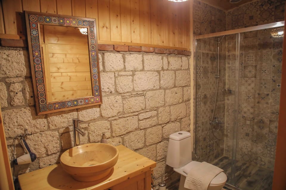 Deluxe Bungalow, 1 Bedroom | Bathroom | Shower, free toiletries, hair dryer, slippers