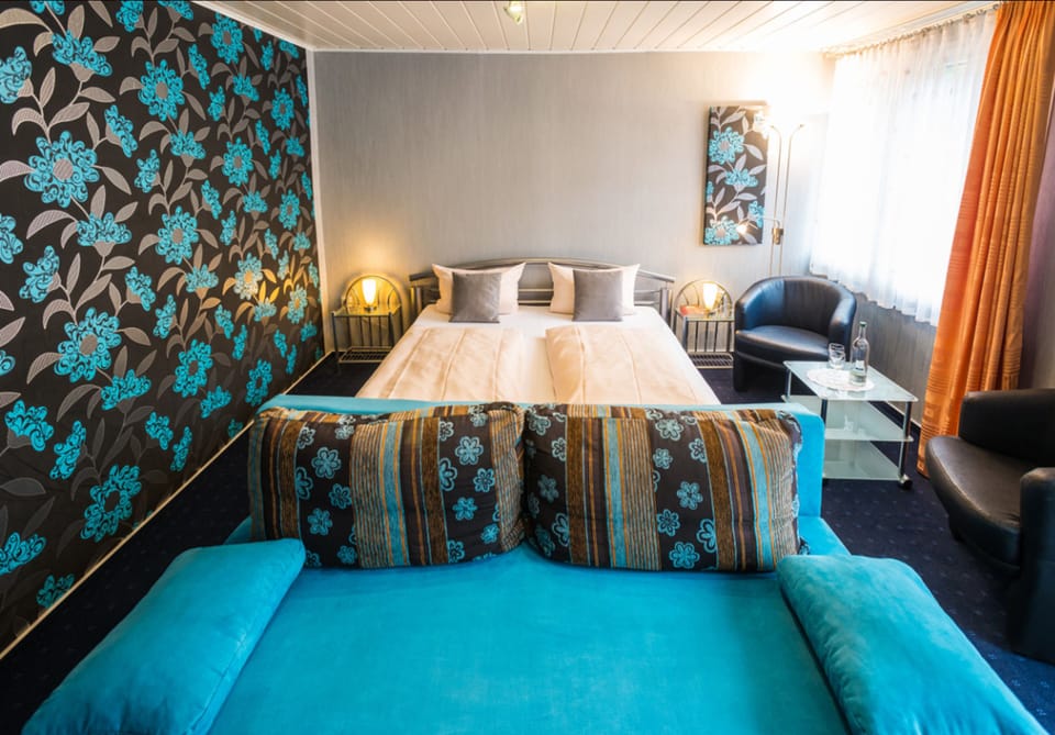 Suite | Hypo-allergenic bedding, in-room safe, individually decorated