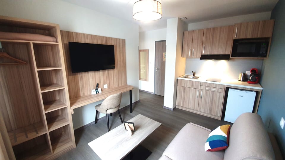 Comfort Apartment | Desk, soundproofing, iron/ironing board (on request), WiFi (free)