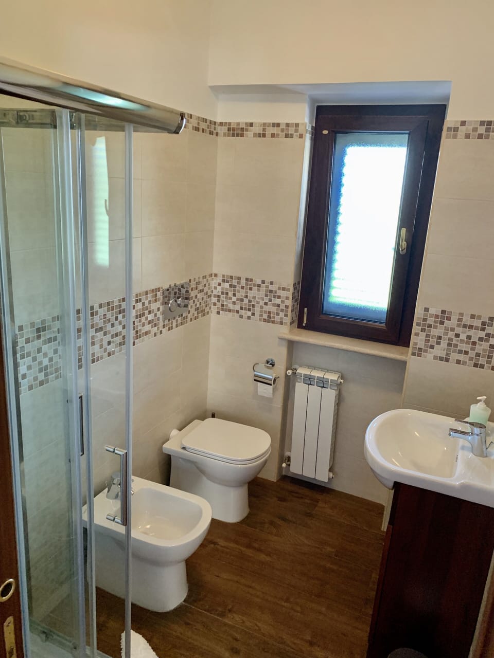 Triple Room | Bathroom | Shower, hair dryer, bidet