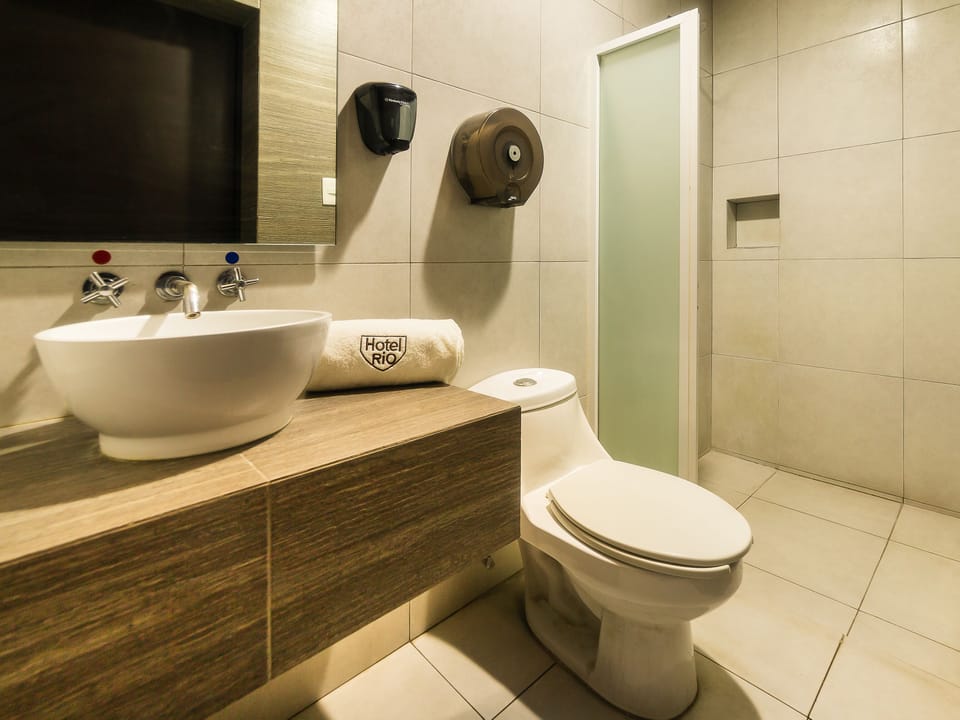 Standard Room, 2 Twin Beds | Bathroom | Shower, free toiletries, towels