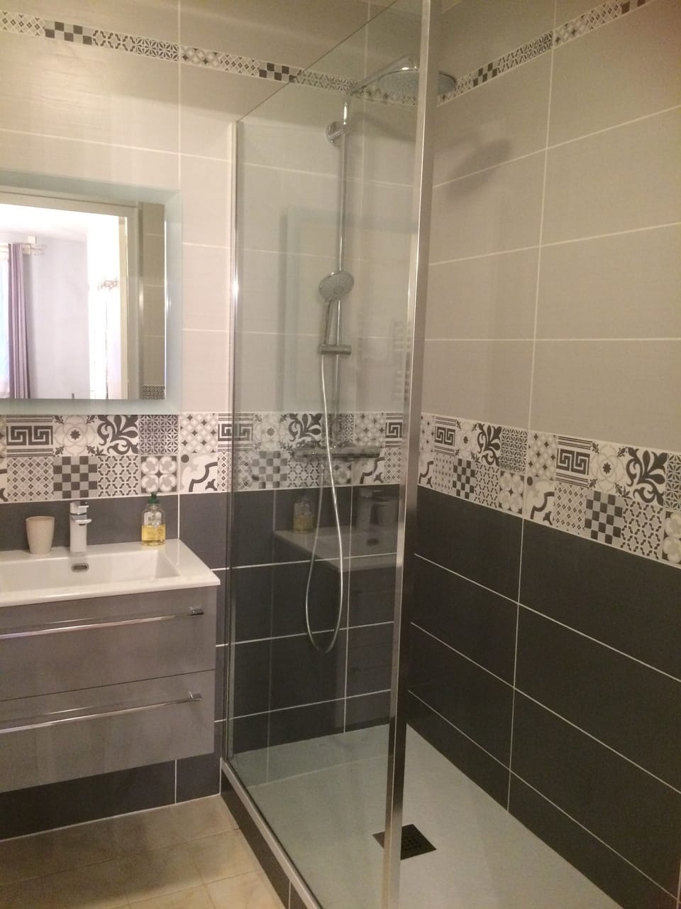 Comfort Double Room, 1 Queen Bed (Lola) | Bathroom | Hair dryer, towels, soap, toilet paper