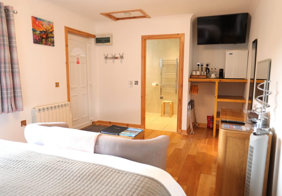 Double Room, Garden View, Annex Building | Desk, blackout drapes, free WiFi, bed sheets