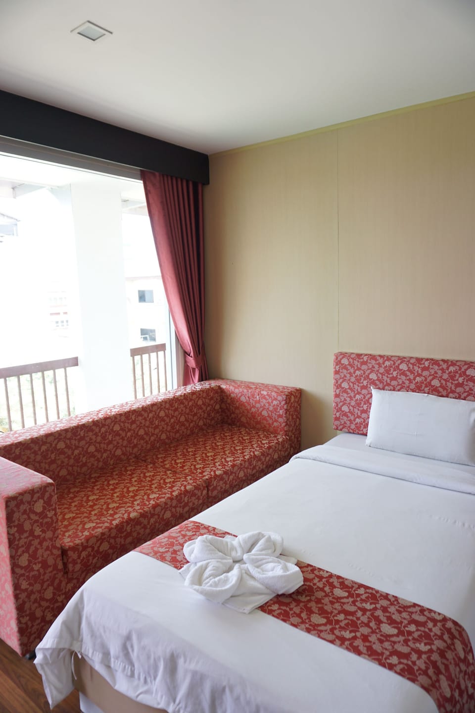 Deluxe Twin Room | In-room safe, blackout drapes, WiFi (free)