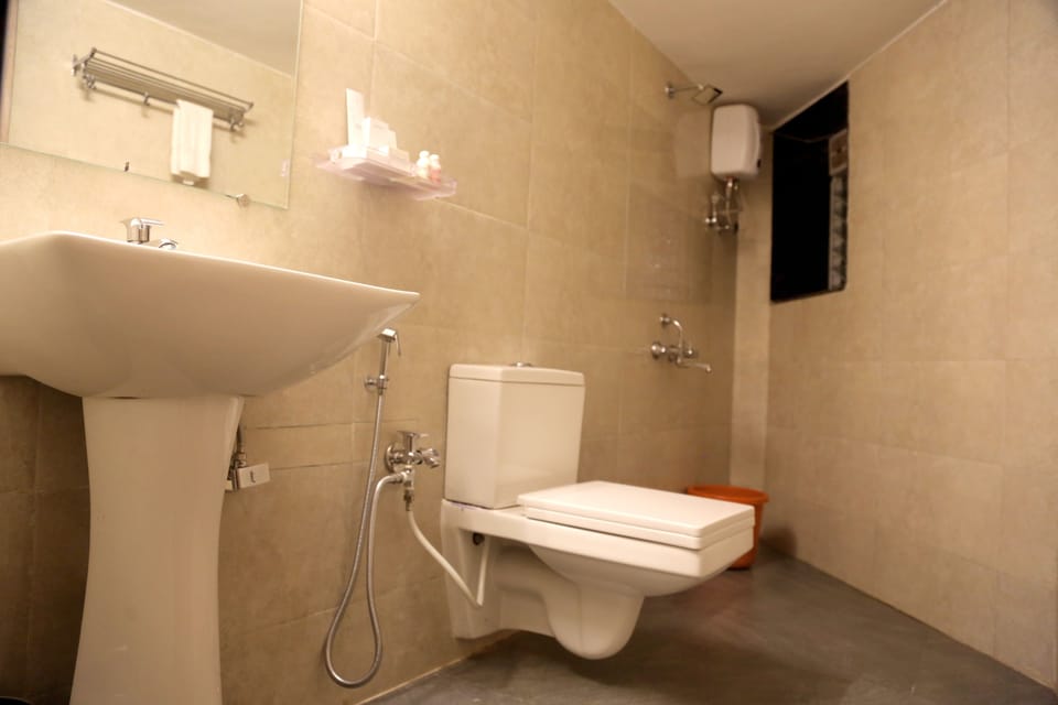 Shower, free toiletries, towels