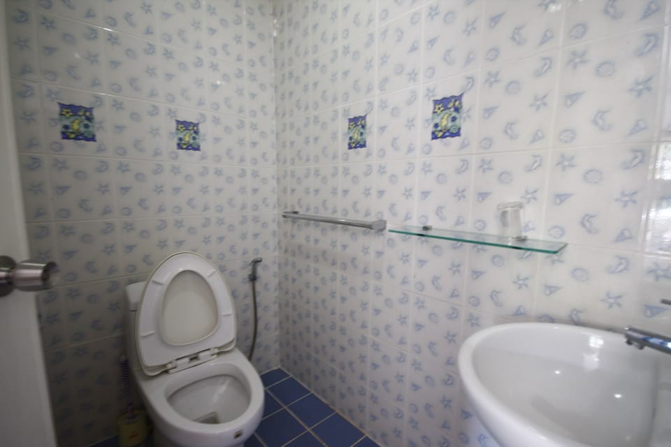 Standard Double Room | Bathroom | Shower, hair dryer, towels