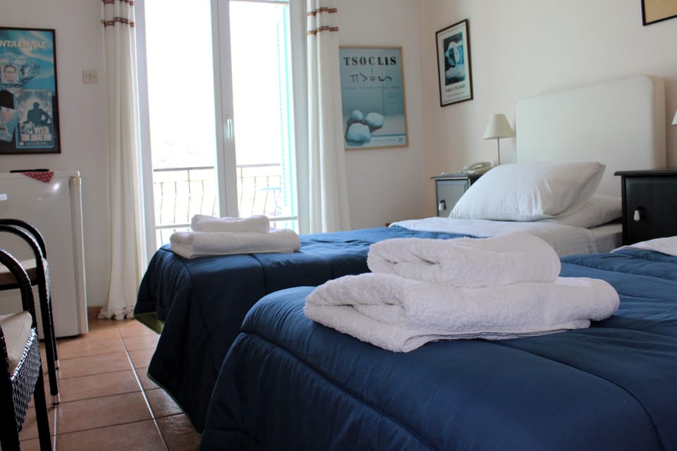 Double Room, Balcony, Sea View | Minibar, in-room safe, individually decorated, individually furnished