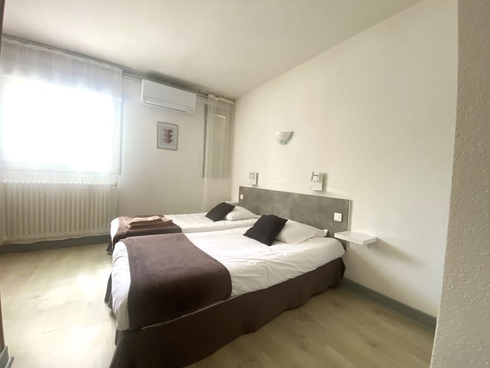 Twin Room | Desk, soundproofing, iron/ironing board, free WiFi